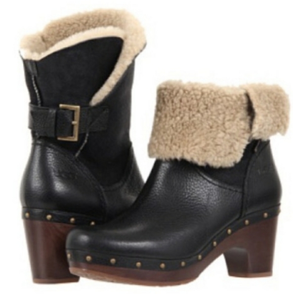UGG Shoes - UGG Amoret Pebbled Leather Clog Boot with Sherling sz 7